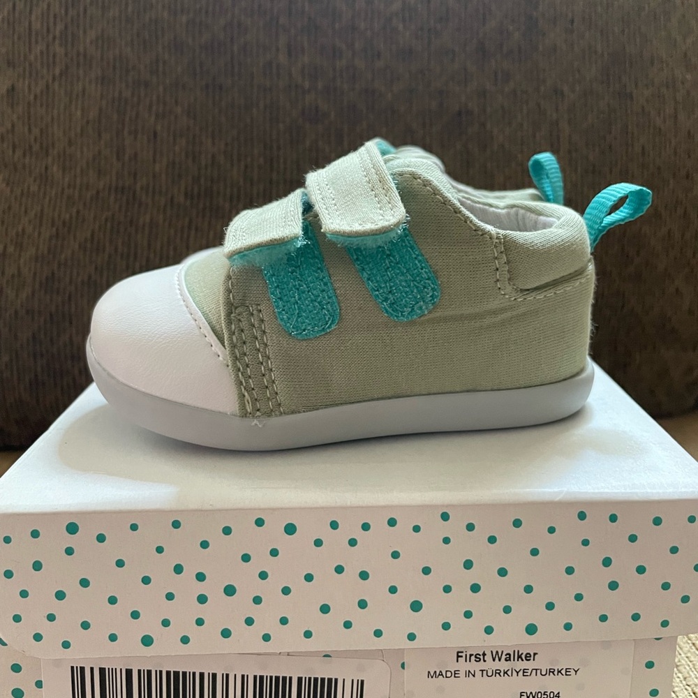 New in box TEN LITTLE First Walker Shoes for Baby & Toddlers. Size 5.